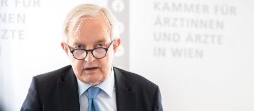 Mann mit blauer Krawatte