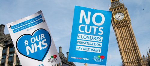 Zwei Schilder die bei einer Demonstration Zuspruch für den NHS zeigen.