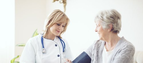 Eine Ärztin misst den Blutdruck einer Patientin.