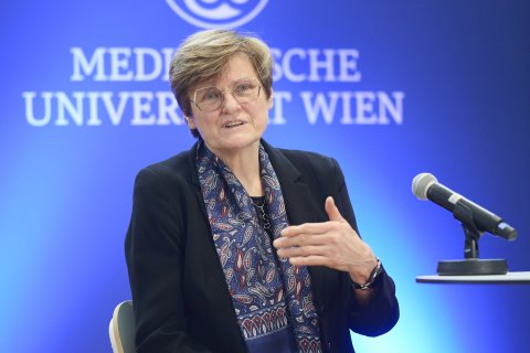 Frau Katalin Kariko bei einem Vortrag