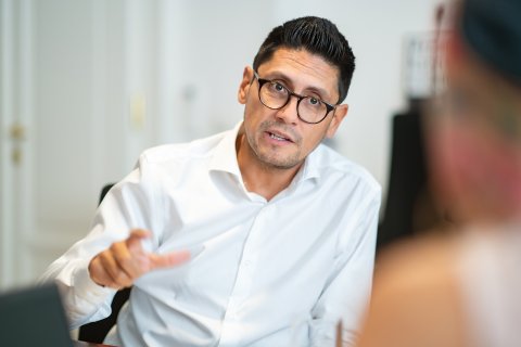 Der Arzt und Funktionär Eduardo Maldonado-González sitzt und blickt seinen Interviewer an.