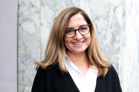 Die Ärztin und Kammer-Funktionärin Alessia Felli lächelt, trägt eine Brille und im Hintergrund ist eine Marmorwand zu sehen.
