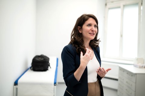 Katharina Stolz, Gerichtsmedizinerin, Leiterin der Untersuchungsstelle für Gewaltbetroffene in Wien, in der Gewaltambulanz. Sie erklärt etwas, gestikuliert leicht mit beiden Händen und sieht nach links