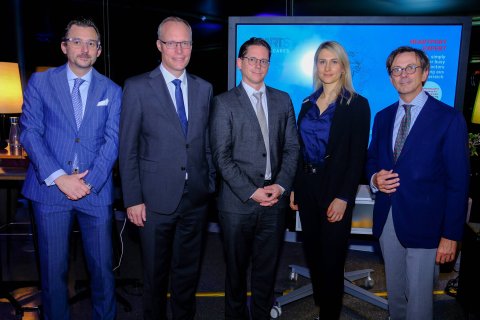 Die Podiumsdiskussionsteilnehmer Widhalm, Biach, Andreas, Zillner und Stampfer - von links nach rechts stehend