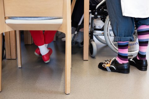 Man sieht die bunten Socken des CliniClowns.