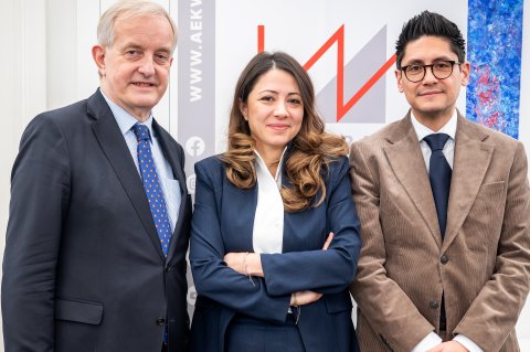 Drei Personen stehen nebeneinander - es sind dies von links nach rechts: Johannes Steinhart, Naghme Kamaleyan-Schmied und Eduardo Maldonado-González