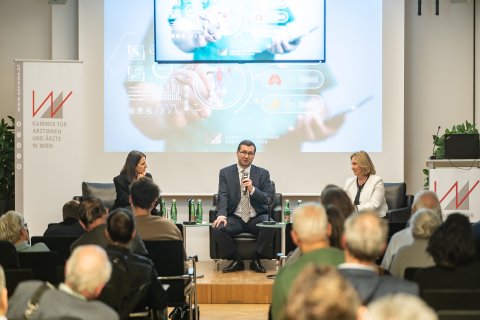 Podiumsdiskussion mit zwei weiblichen und einem männlichen Teilnehmer