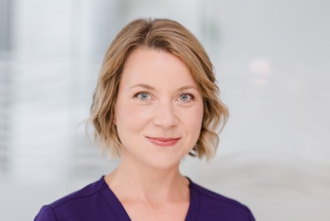 Eine Frau, die Ärztin Susanne Diesner-Treiber, blickt in die Kamera.