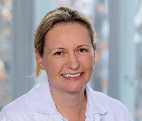 Frau in Arztkittel