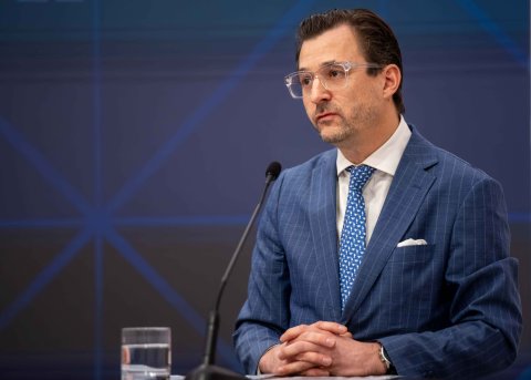 Der Facharzt für Unfallchirurgie, Harald Widhalm, am Rednerpult im Rahmen einer Pressekonferenz.