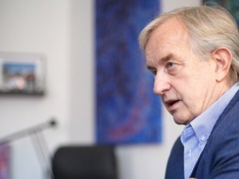 Foto eines Mannes von der Seite