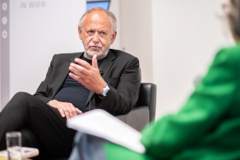 Mann im Gespräch, gestikulierend 