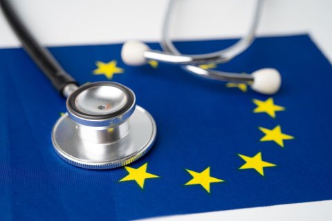 Stethoskop auf EU-Flagge.