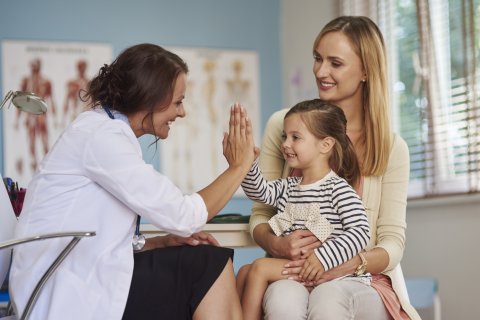 Ärztin mit Mutter und Kind