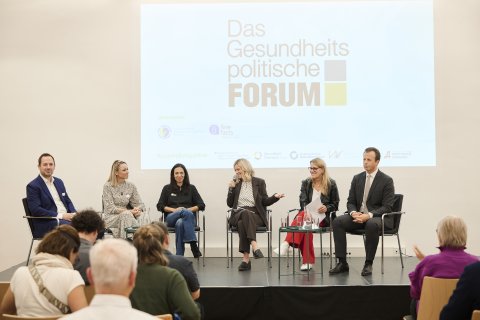 Podium mit sechs Podiumsgästen - vier Damen und zwei Herren