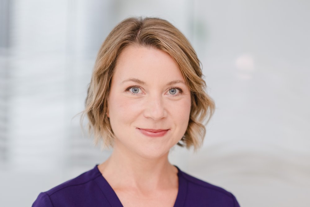 Eine Frau, die Ärztin Susanne Diesner-Treiber, blickt in die Kamera.