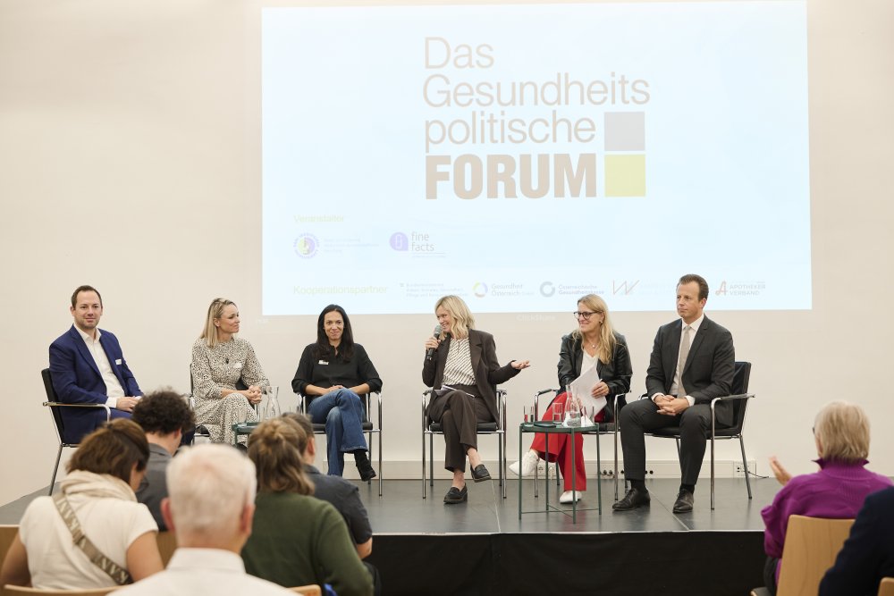 Podium mit sechs Podiumsgästen - vier Damen und zwei Herren