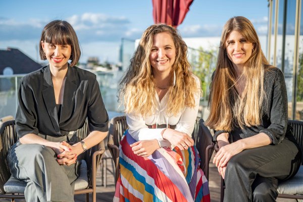 Die drei Referentinnen für Frauenpolitik, Gender und Diversity von links nach rechts sitzend: Carmen Hagen, Nina Böck und Antonia Cora Stella Greb.