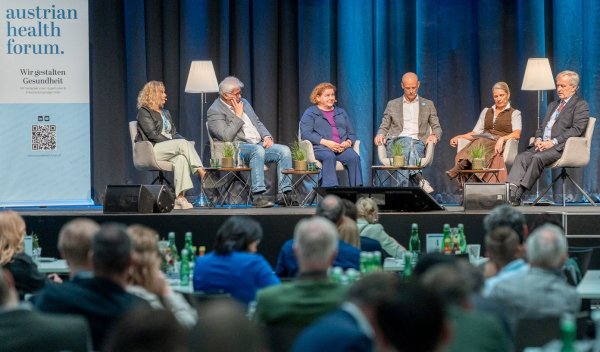 Das Podium am Austrian Health Forum, besetzt mit Elisabeth Potzmann, Andreas Huss, Korinna Schumann, Christoph Hörhan, Ulrike Mursch-Edlmayr und Johannes Steinhart - von links nach rechts.