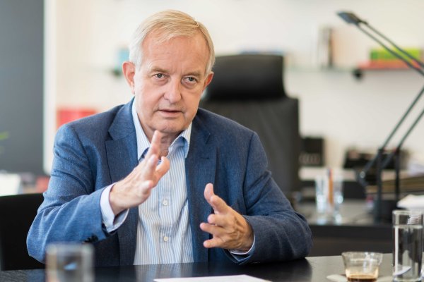 Präsident Johannes Steinhart im Gespräch - an seinem Bürotisch sitzend