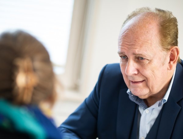 Gerhard Sobotka in einer Interviewsituation