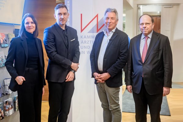 Eine Frau und drei Männer sind auf einem Gruppenfoto abgebildet