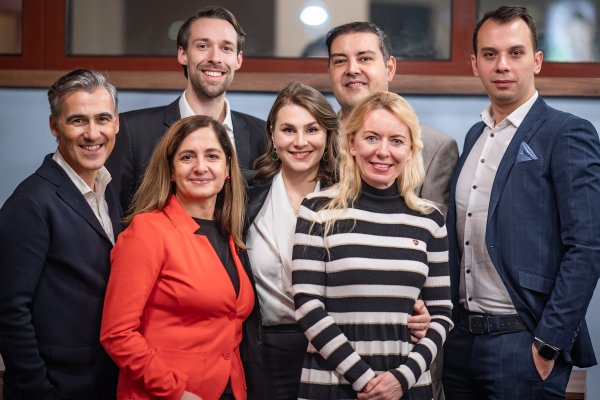 Eine Menschengruppe bestehend aus vier Männern und drei Frauen 