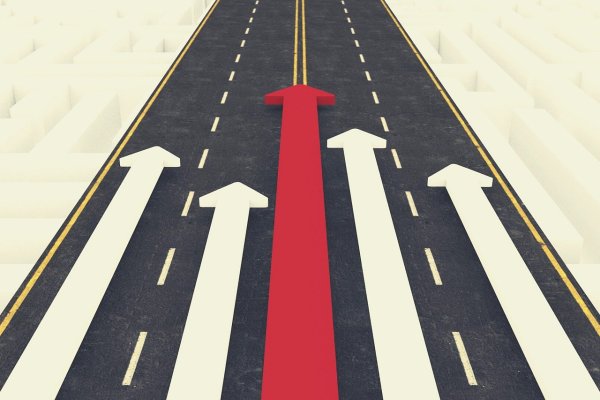 Straße mit Pfeilen in weiß und rot