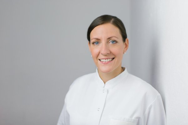 Ärztin mit weißem Kittel 