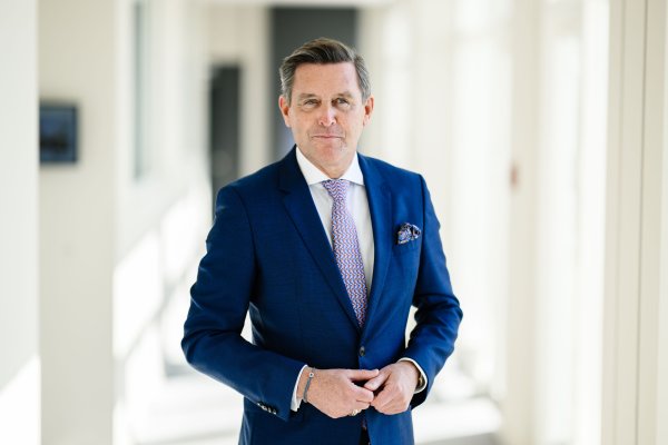 Porträtbild von Mann in Anzug. 