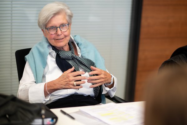 Frau mit Kurzhaarfrisur und Brille.