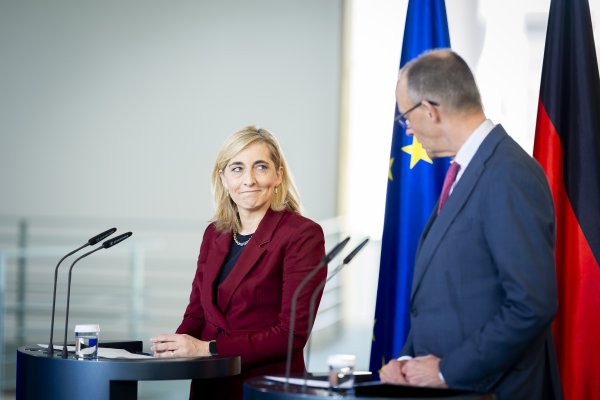 Gesundheitsministerin Nina Warken und Bundeskanzler Friedrich Merz hinter Pulten mit Mikrofonen.