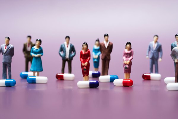 Weibliche und männliche Zinnfiguren stehen vor Pillen 