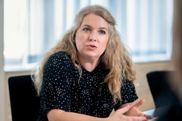 Frau mit langen blonden Locken. 