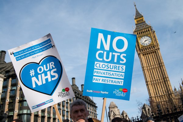 Zwei Schilder die bei einer Demonstration Zuspruch für den NHS zeigen.