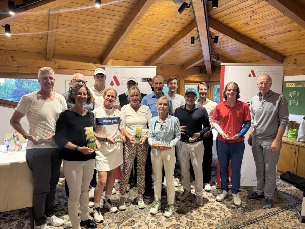 Größere Menschengruppe mit Sponsorenlogos und Gewinnerinnen und Gewinnern der Golfmeisterschaft